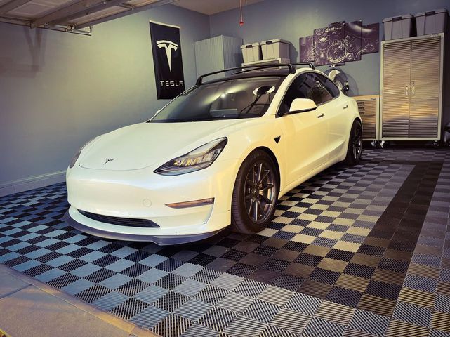 Graphite and Black TrueLock HD Ribbed Tiles with White Car