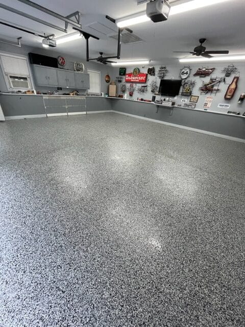Grey polyurea with flake on a grage floor