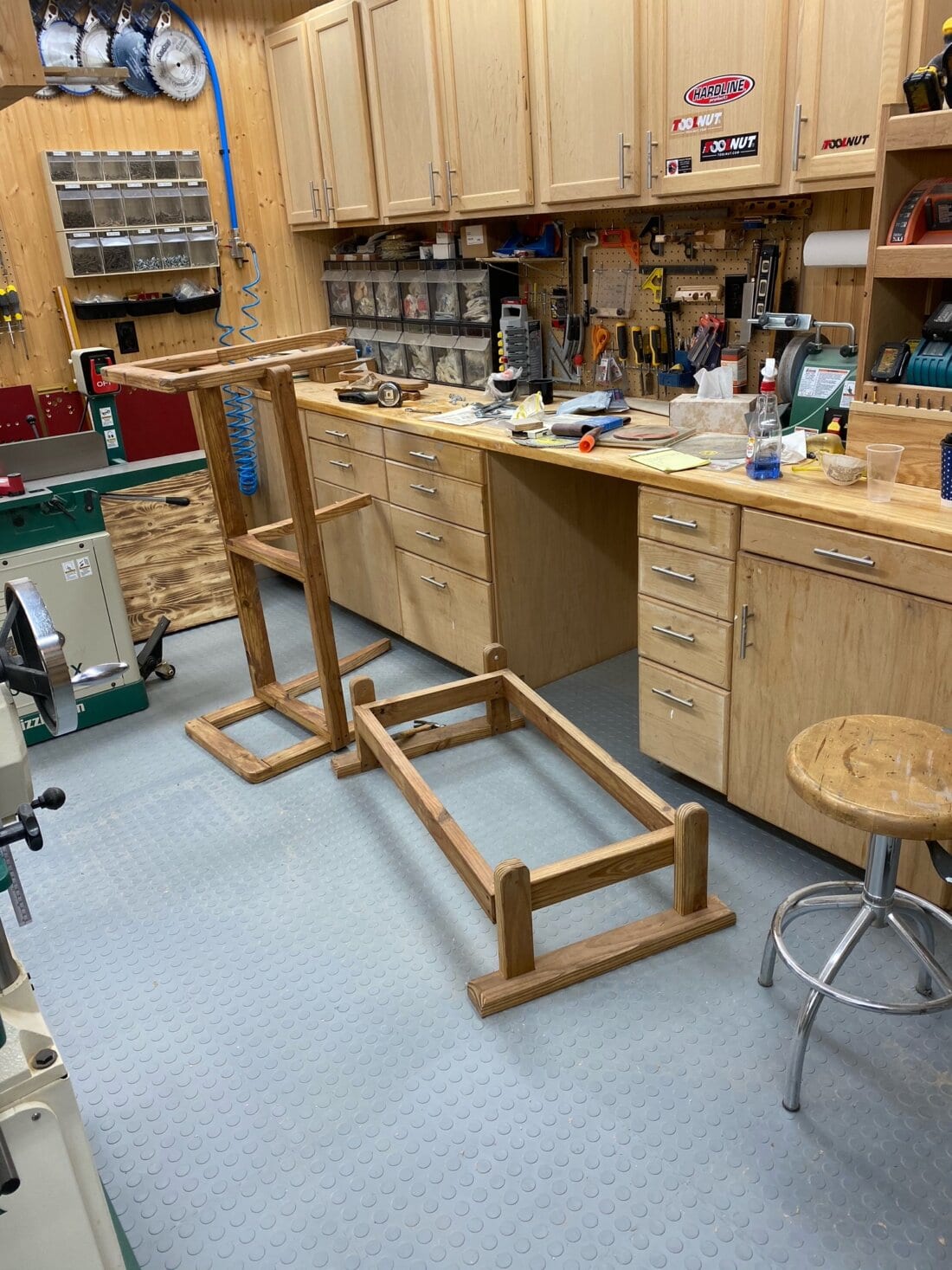 Workshop with flexible tiles