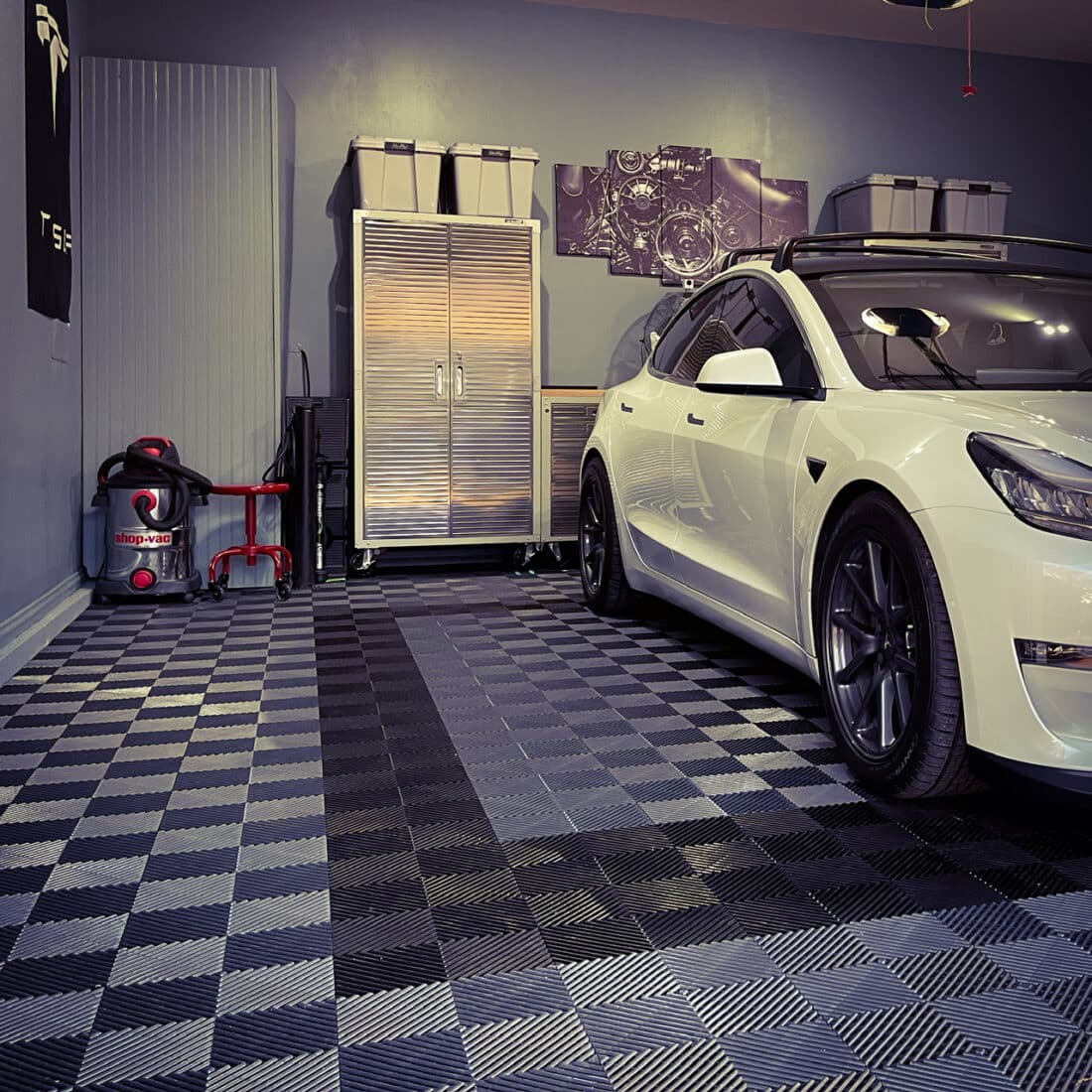 Graphite TrueLock HD Ribbed tiles with a black border and white car